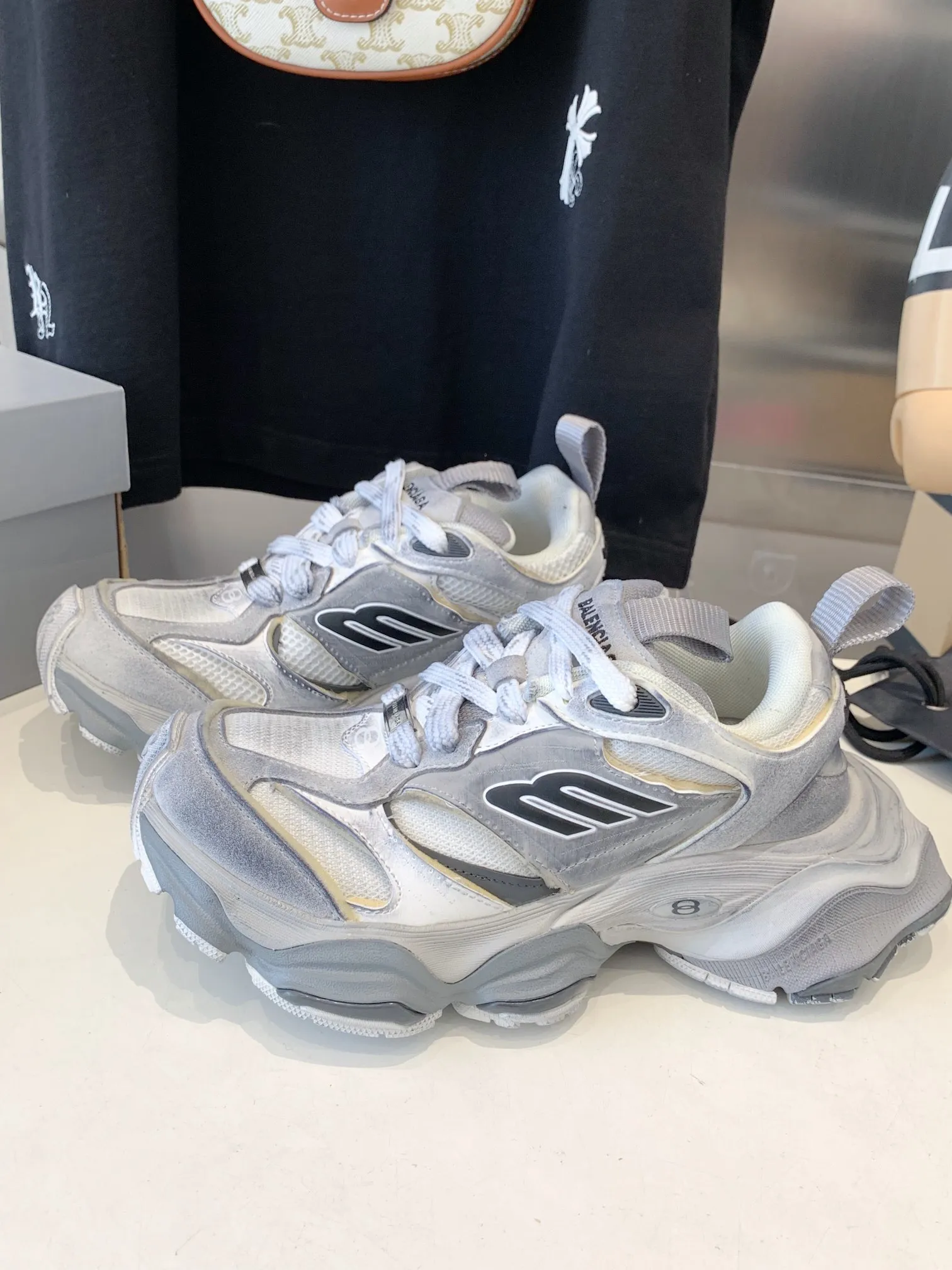 👟👟Ex-factory price 820👟👟 Paris 5XL correct version Balenciaga CARGO 23ss catwalk style 🔺 ℹ️The distressing process is done by hand. The degree of distress, scratch size and range of each shoe has a certain difference, which is normal. The upper is filled with high-density imported sponge, and the tongue is embroidered with Balenciaga words, as well as small engraving details. This plaque is developed by a separate mold, and there is 3M reflective material on the side. The three-dimensional logo and size mark on the heel, accessories dust bag and included shoelaces are upgraded and thickened shoe boxes. They are all made of original files and original lasts. CNC developed 1:1 proportion weight. Original EVA environmentally friendly deodorizing ring type insole. Newly developed 7-layer private mold. Combined anti-slip outsole. Information ℹ️ A large version design that has become more popular in recent years. This cargo is fatter than 3xl. It has a very good wrapping feel and is also very retro and fashionable. The sole is definitely very wear-resistant. Size: 35 -46
